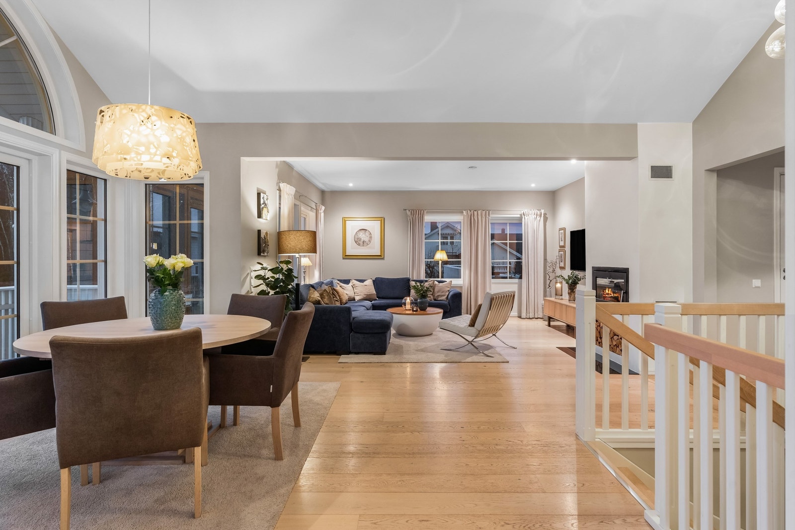 Dagslyset i stuen suppleres av downlights, og deler av stuen har ekstra takhøyde for en god atmosfære. Galleribilde