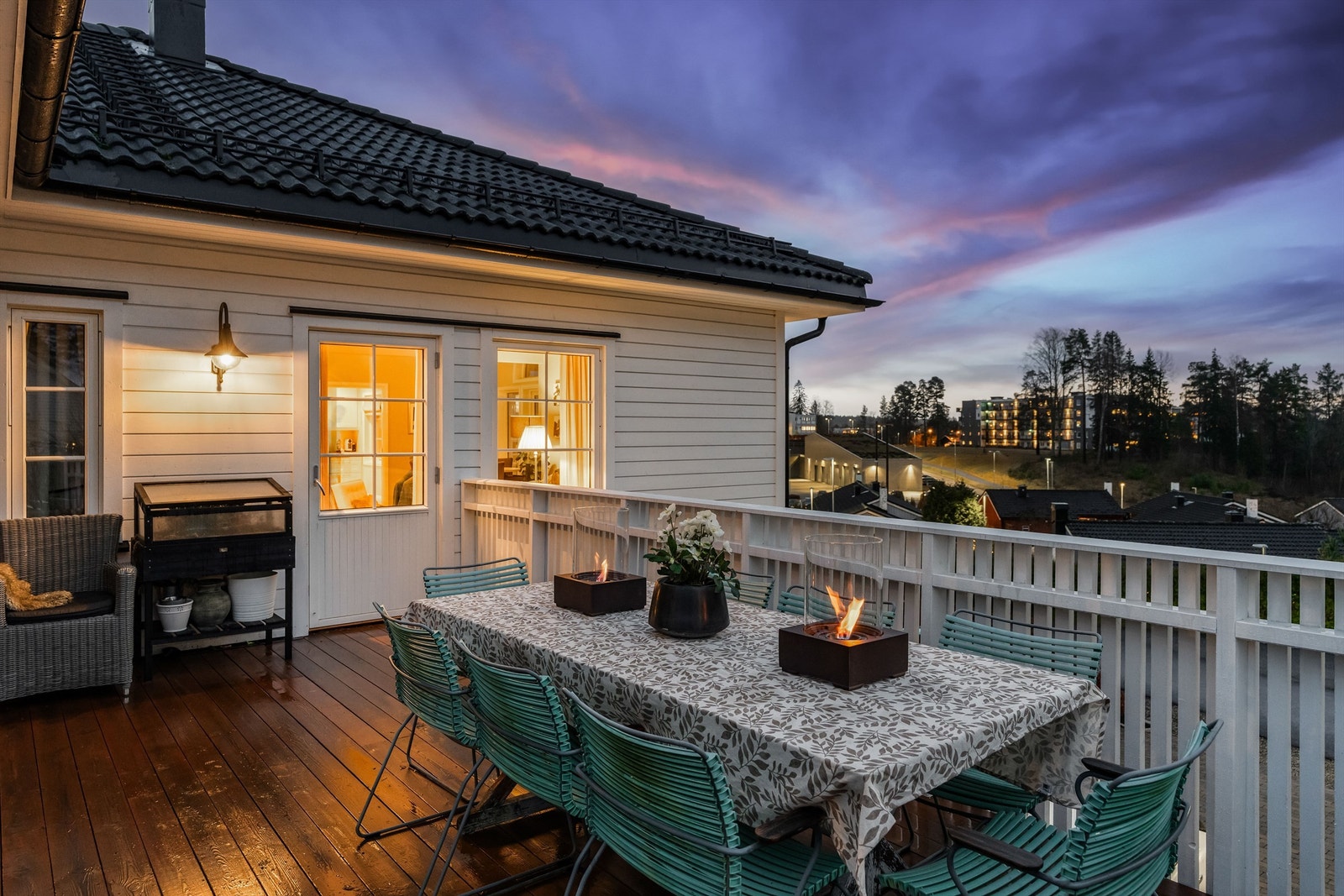 Det er god plass på balkongen til flere sitteområder. Galleribilde