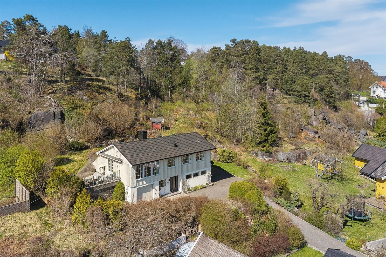 Eiendommen har en romslig tomt med en blanding av opparbeidet hage og naturtomt - tilgrensende friområde. Galleribilde