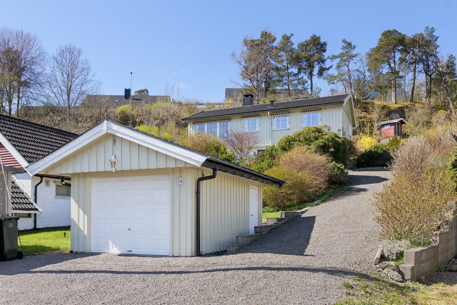 Eiendommen har garasje integrert i boligen, i tillegg til denne frittliggende garasjen. Galleribilde