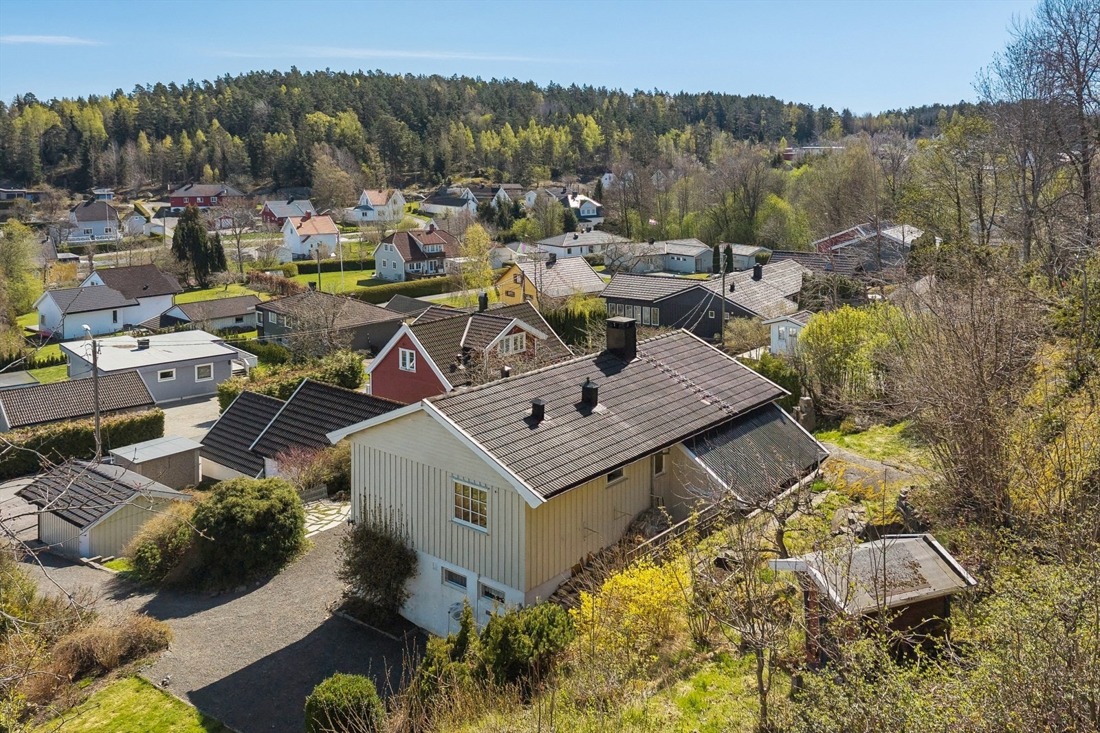 Boligen har en "høy og fri" beliggenhet, med fint utsyn over området. Galleribilde