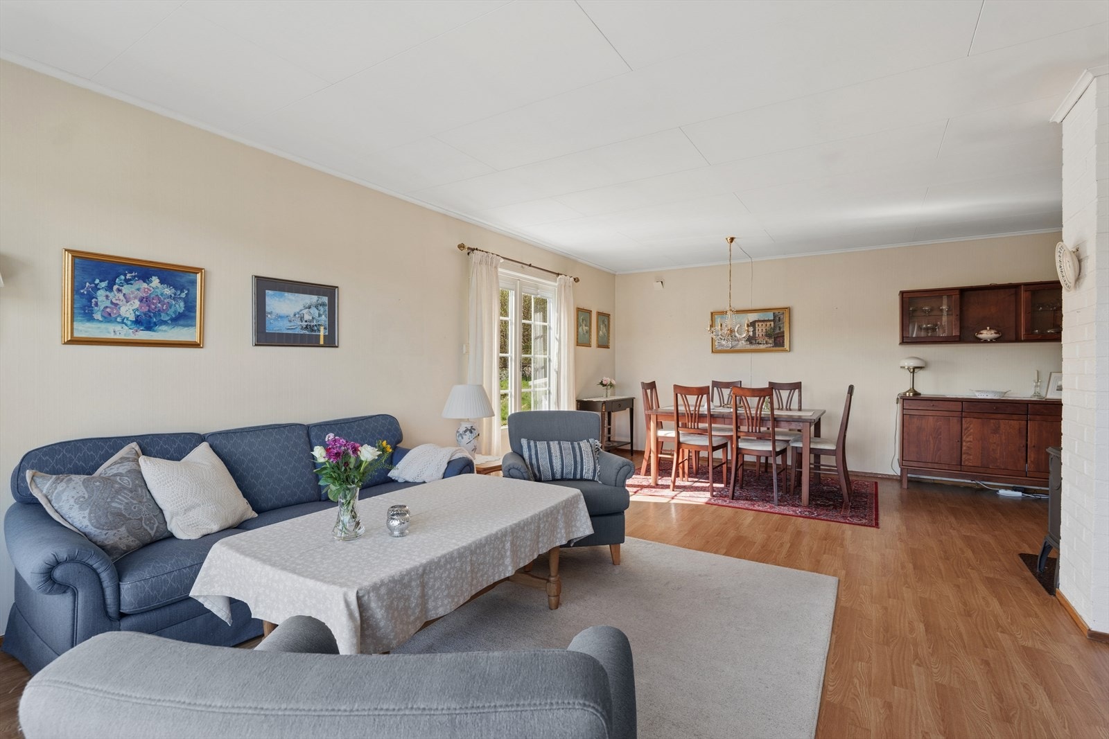 Med store vinduer og dobbel terrassedør blir stuen åpen og luftig. Utganen til terrassen binder inne- og uterom sammen. Galleribilde