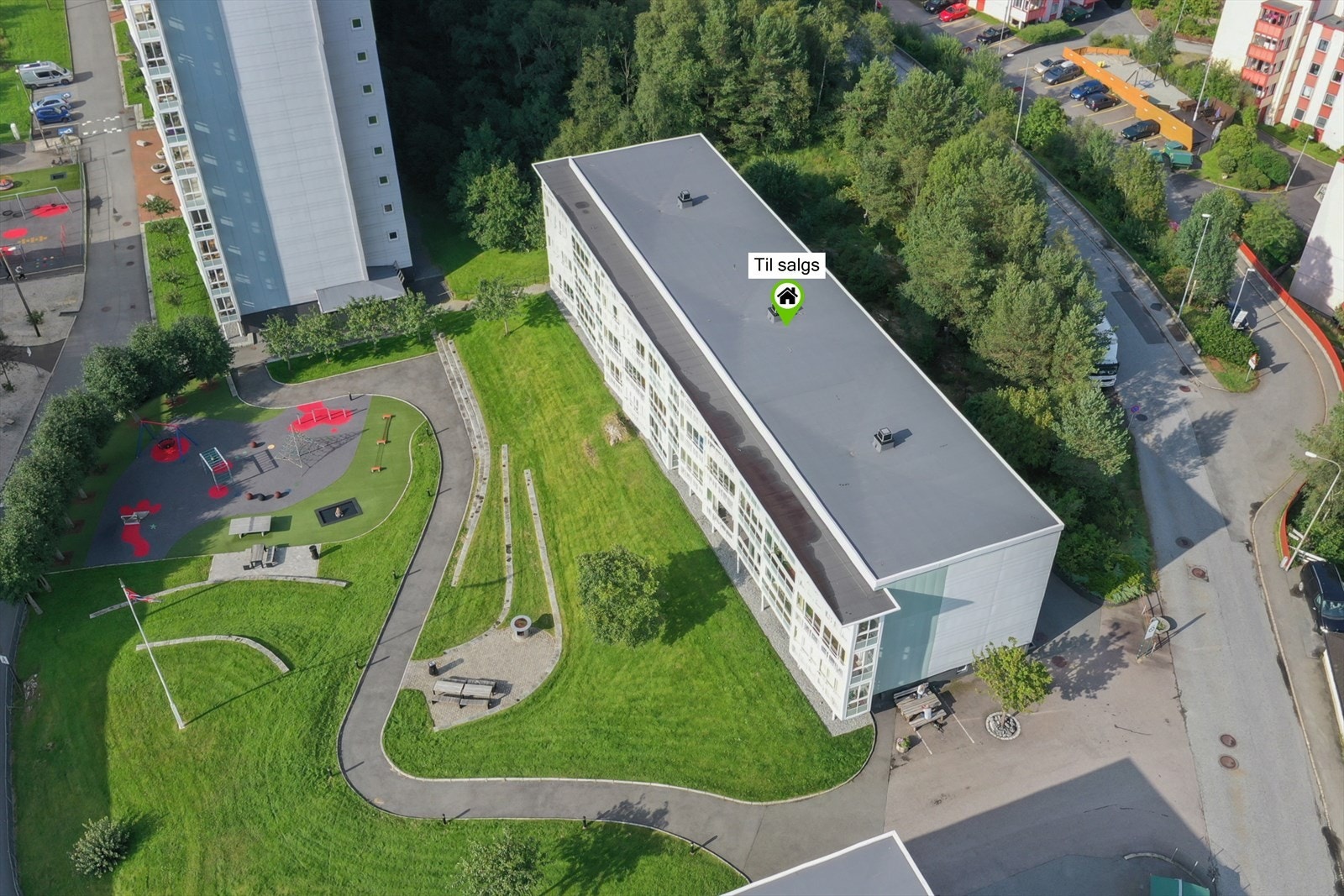 Leiligheten ligger i 2. etasje med god oversikt over de barnevennlige uteområdene. Galleribilde