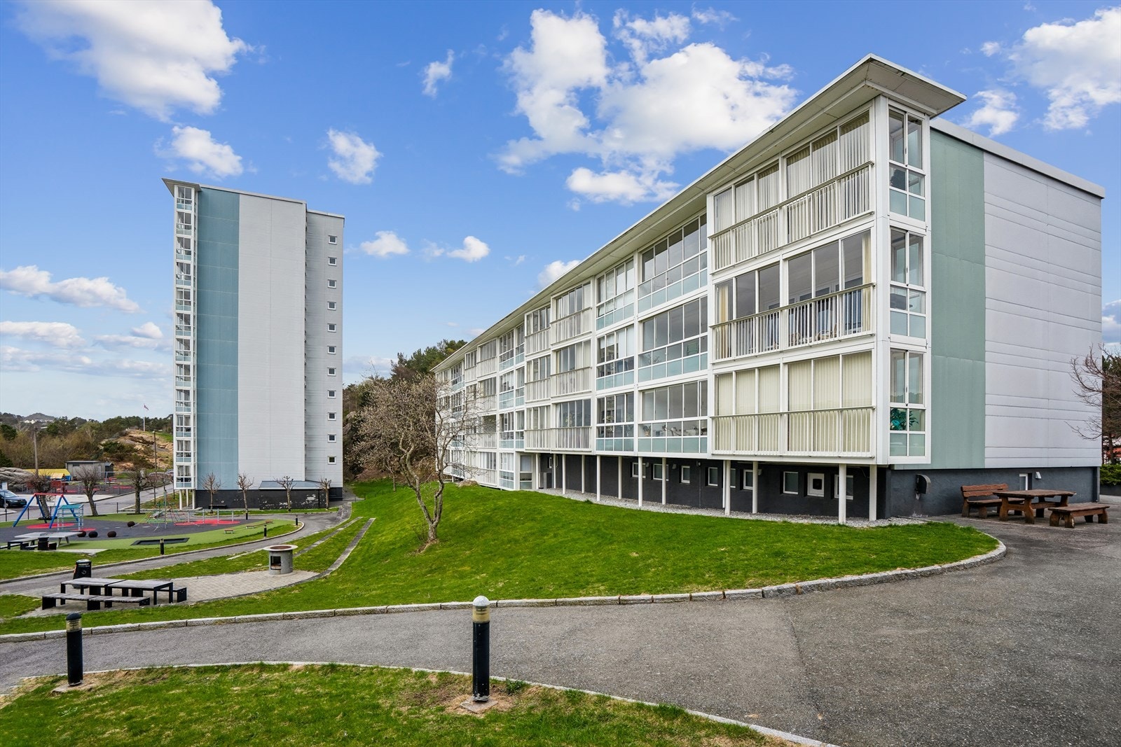 Borettslaget har velholdte fellesarealer med lekeplass, sittegrupper og grøntområder. Borettslaget disponerer også et felleslokale som kan benyttes til arrangement, nabotreff etc. Galleribilde