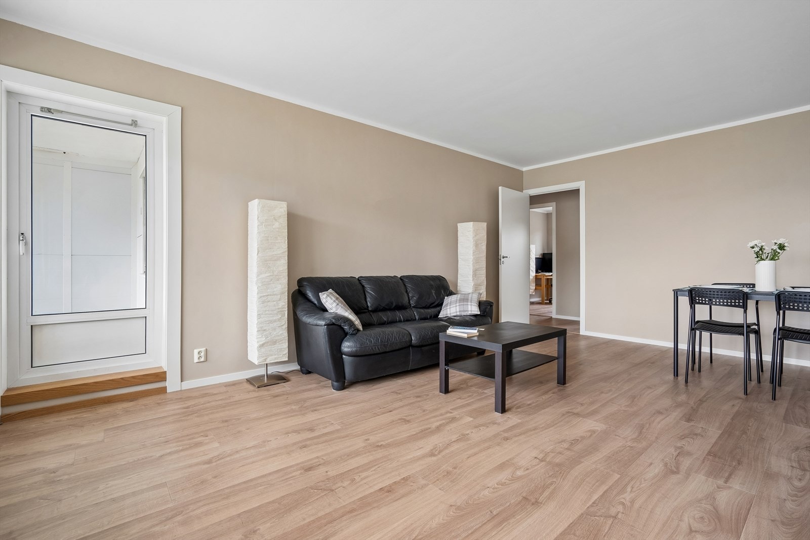 Stuen har god plass til både sofagruppe og spisebord. Oppvarming skjer via radiator. Oppvarming er inkludert i fellesutgifter. Galleribilde