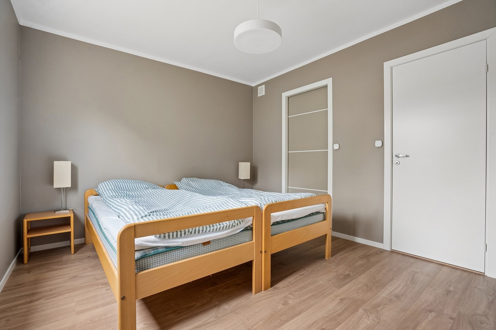 Fra hovedsoverommet er det direkte tilgang til en praktisk innvendig bod, som gir rikelig med lagringsplass, eller walk in closet. Skyvedøren er måltilpasset og gir maksimal utnyttelse av arealet. Galleribilde