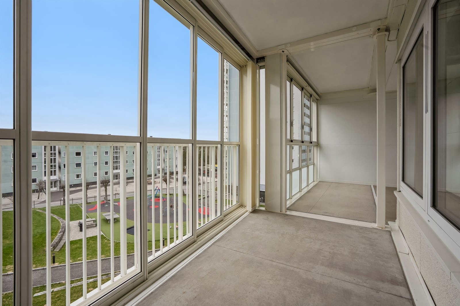 Fra stuen er det utgang til en romslig, innglasset altan på over 16 m². Skyveglassene gjør dette til et fleksibelt uterom som kan nytes store deler av året. Galleribilde