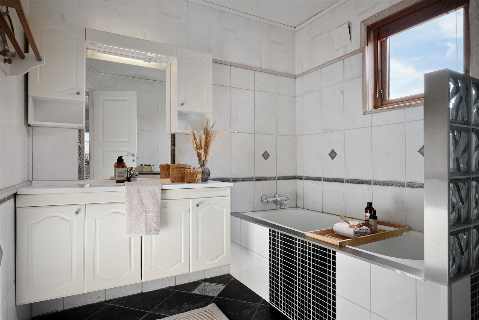 Rommet er utstyrt med baderomsinnredning med nedfelt servant og toalett. Galleribilde