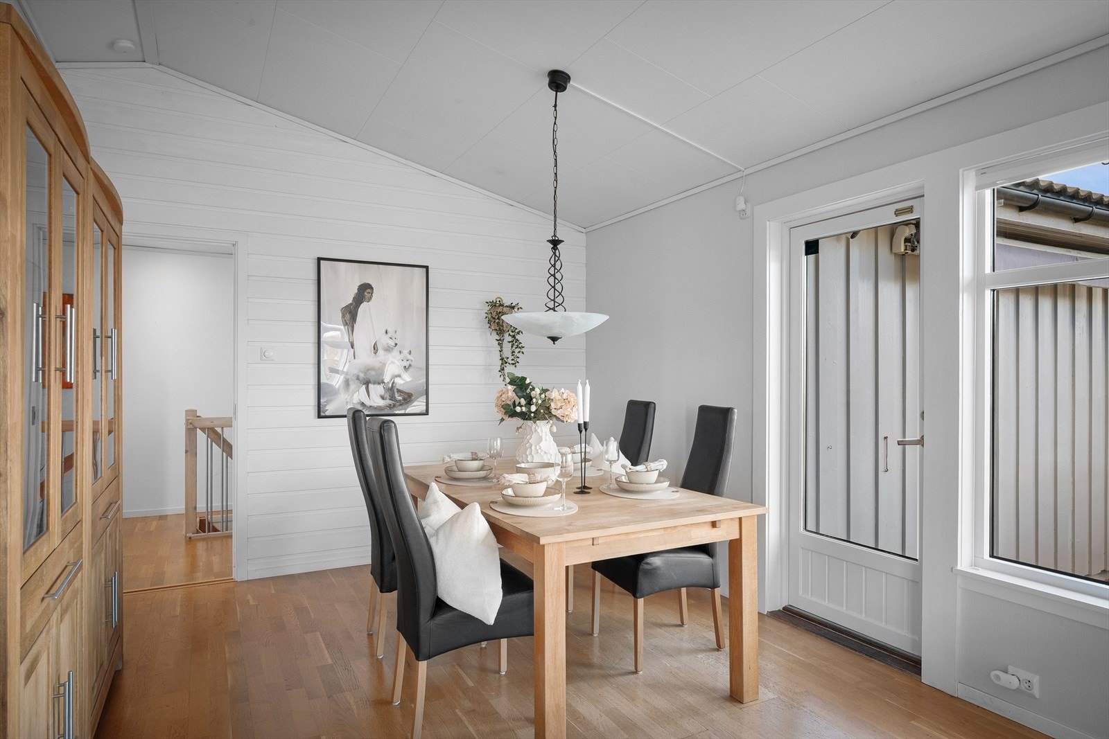 Fra spisestuen er det direkte utgang til en stor, sørvendt terrasse. Galleribilde