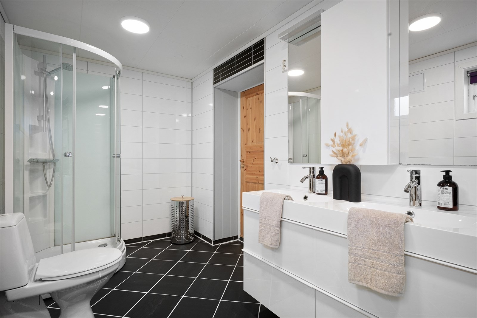 Badet i kjelleren har flislagt gulv med varmekabler og baderomsplater på veggene. Galleribilde