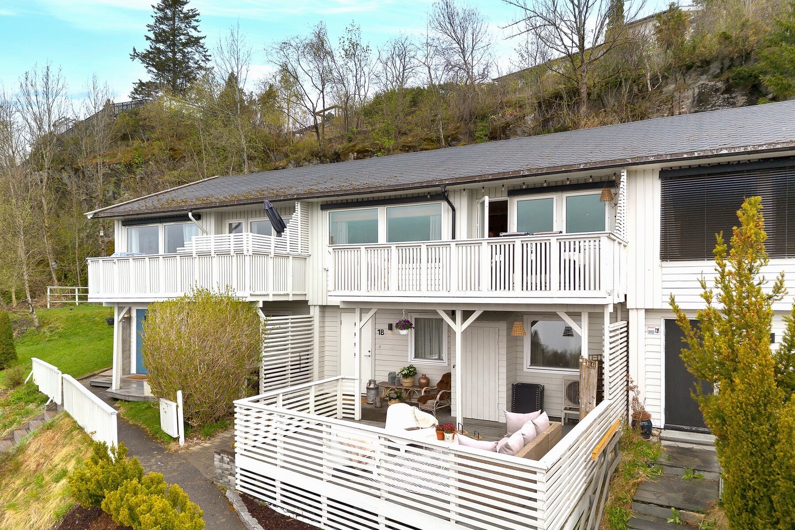 Balkong og terrasse på fremsiden av boligen, og uteplass på baksiden med utgang fra kjøkkenet. Galleribilde