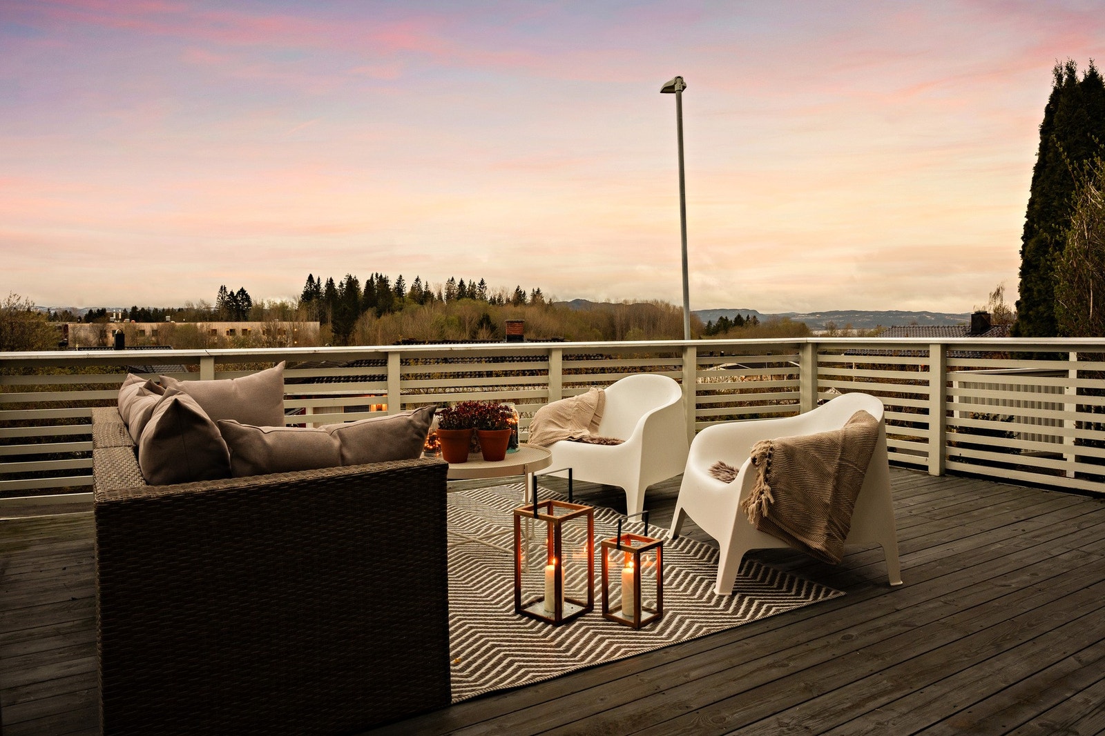 Sørvendt terrasse på fremsiden av boligen på 25 kvm. Galleribilde