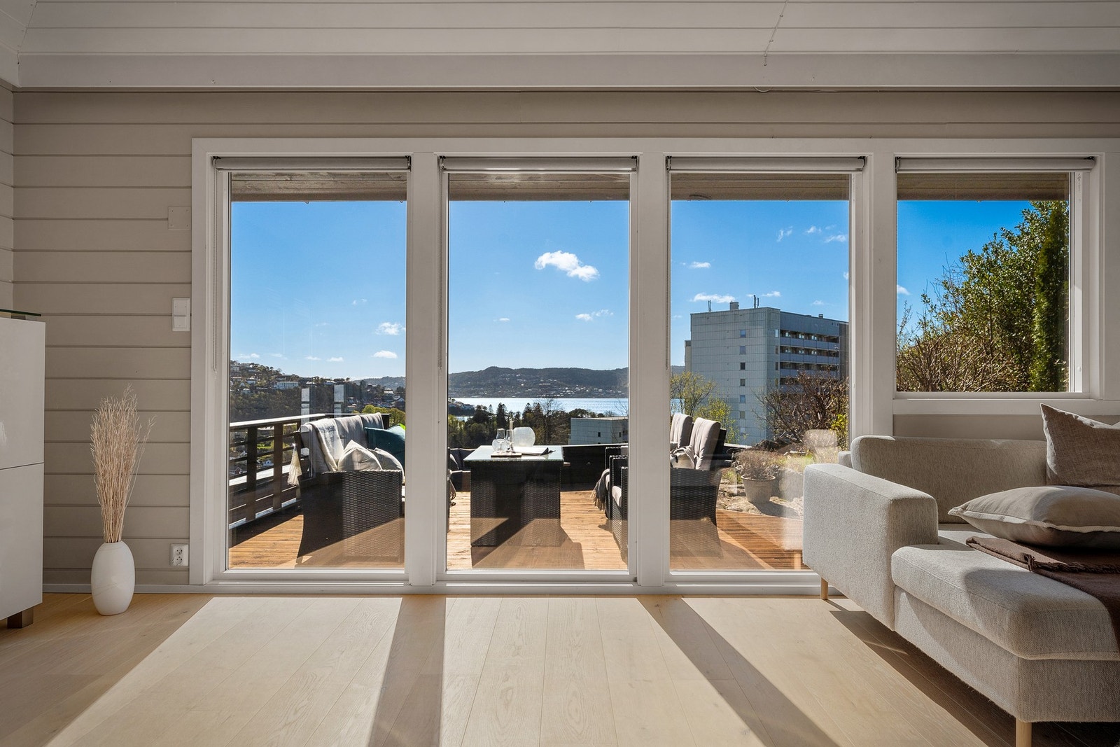 Utgang til herlige terrassearealer Galleribilde