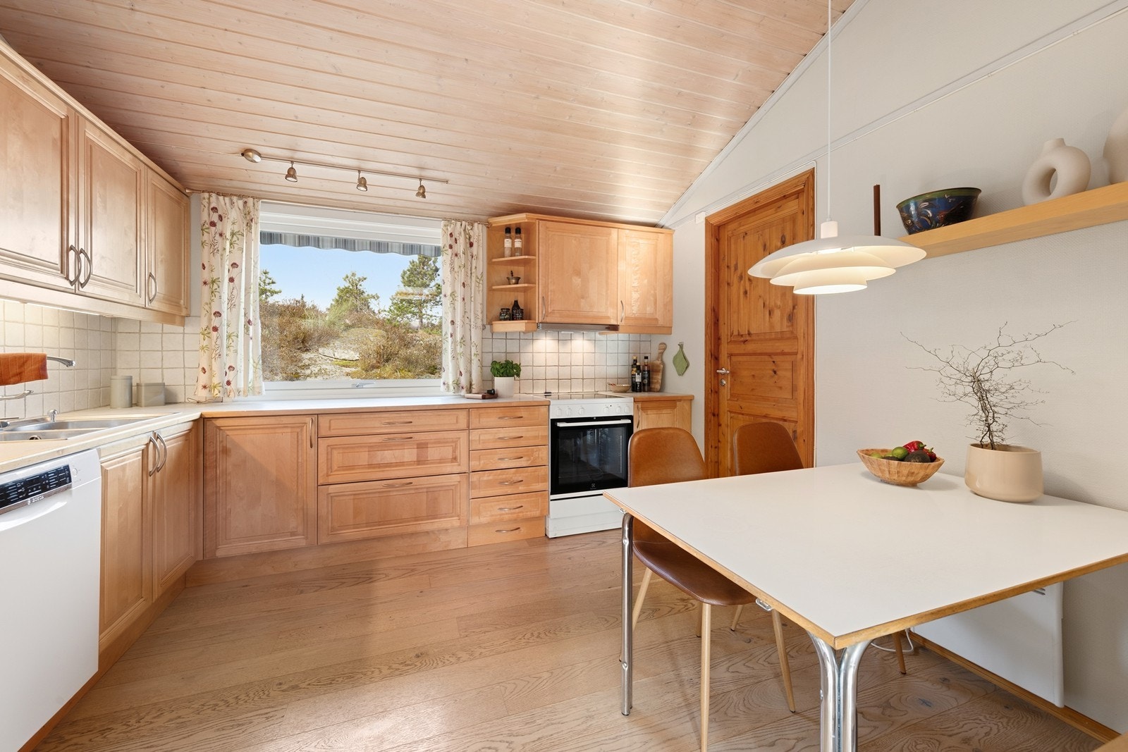 Kjøkkenet har innredning med profilerte fronter, laminat benkeplate og plass til spisebord. Galleribilde