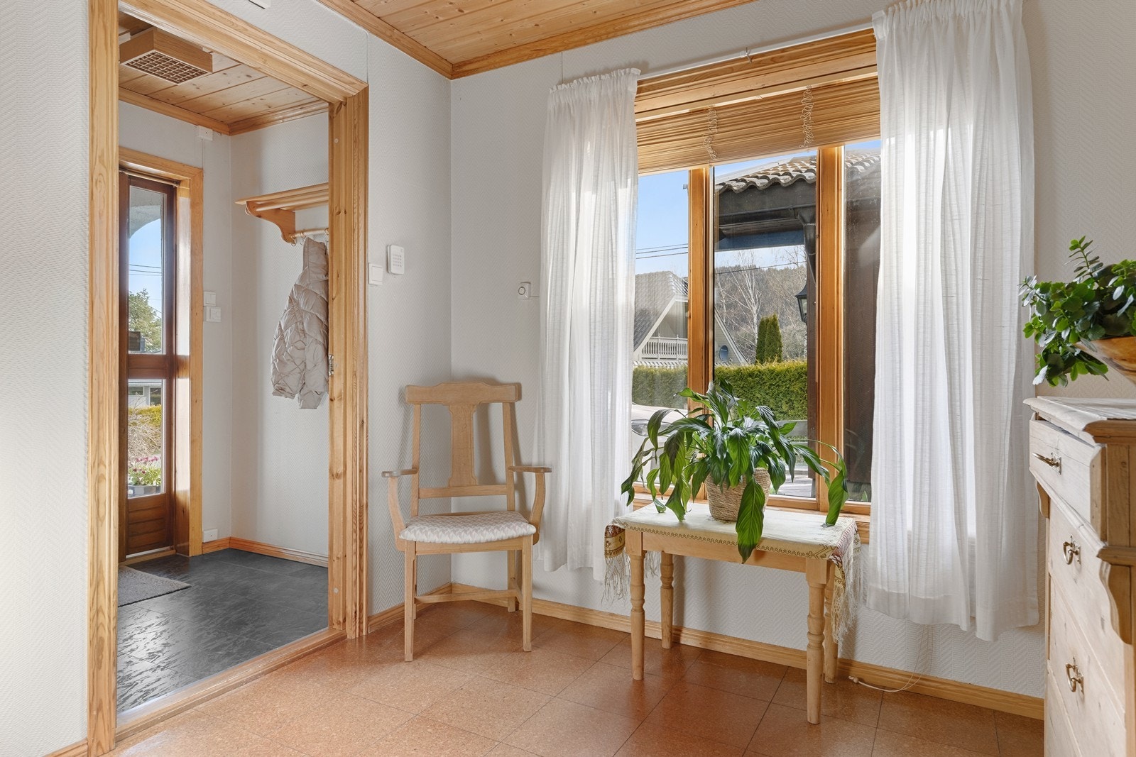 Fra vindfanget kommer du inn i en romslig hall med plass til oppbevaring. Galleribilde