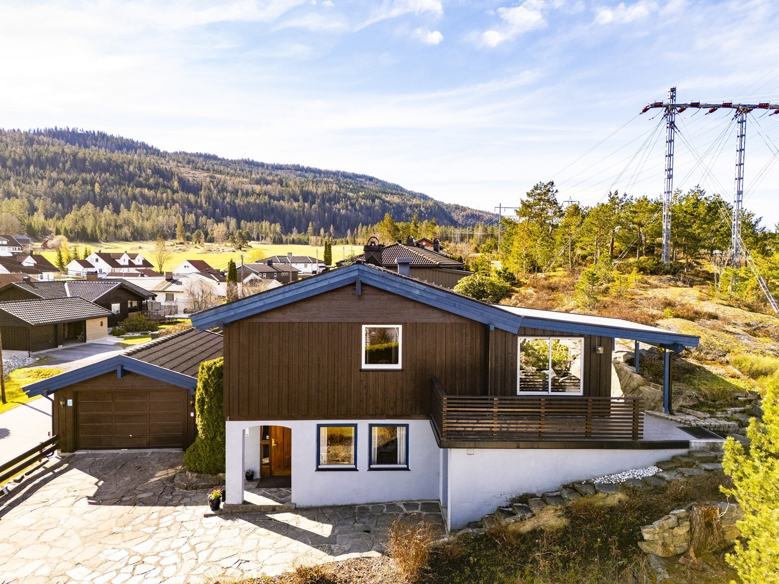 Boligen ligger høyt og fritt til med gode solforhold. Galleribilde