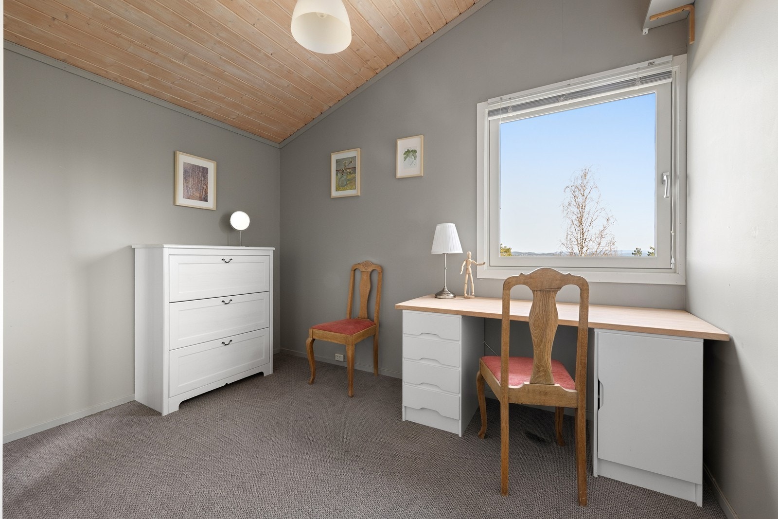 Et av soverommene i hovedetasjen, ideelt som barnerom, gjesterom eller kontor. Galleribilde