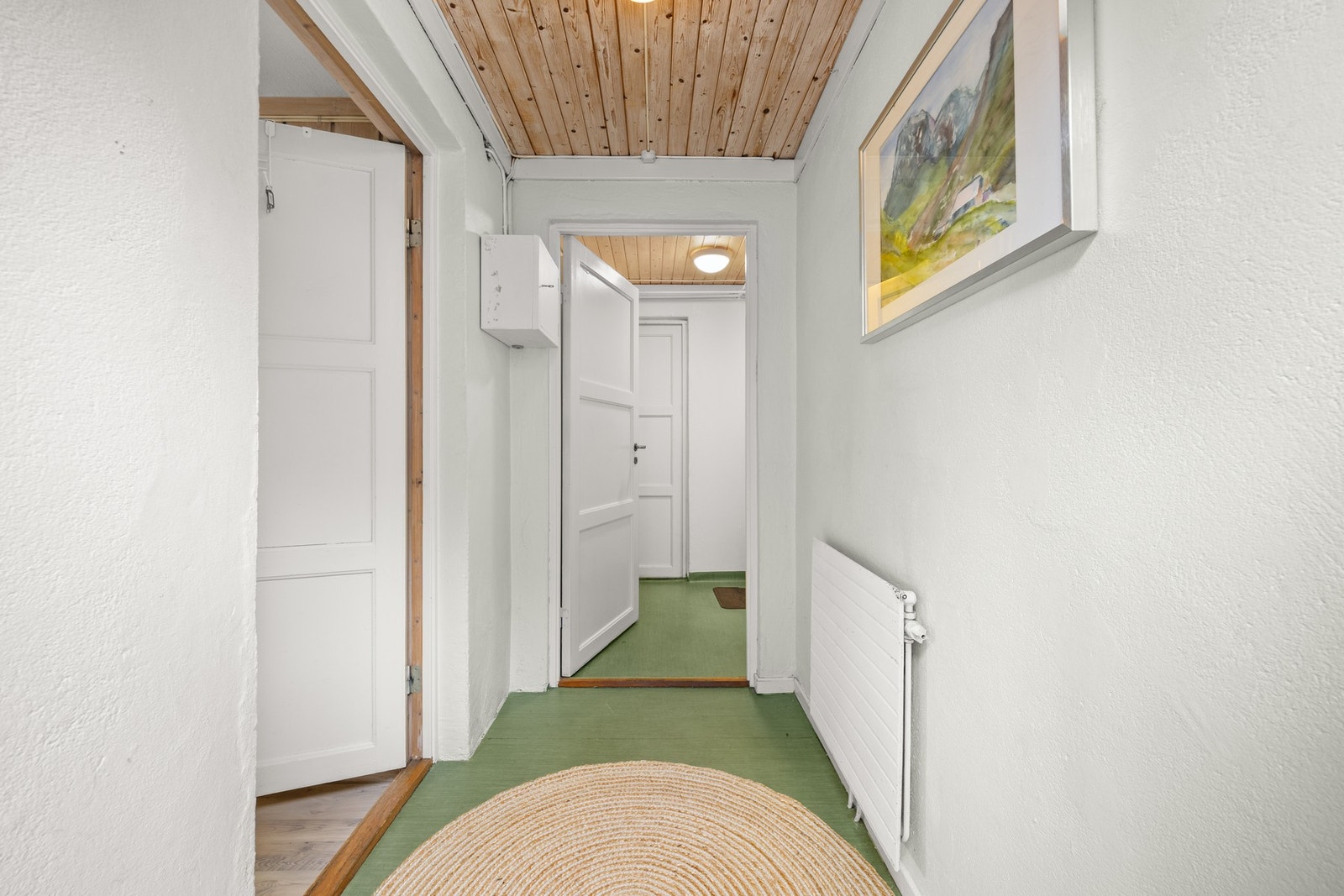 Entréen i underetasjen har god plass til å henge av seg ytterklær og sette fra seg sko. Galleribilde