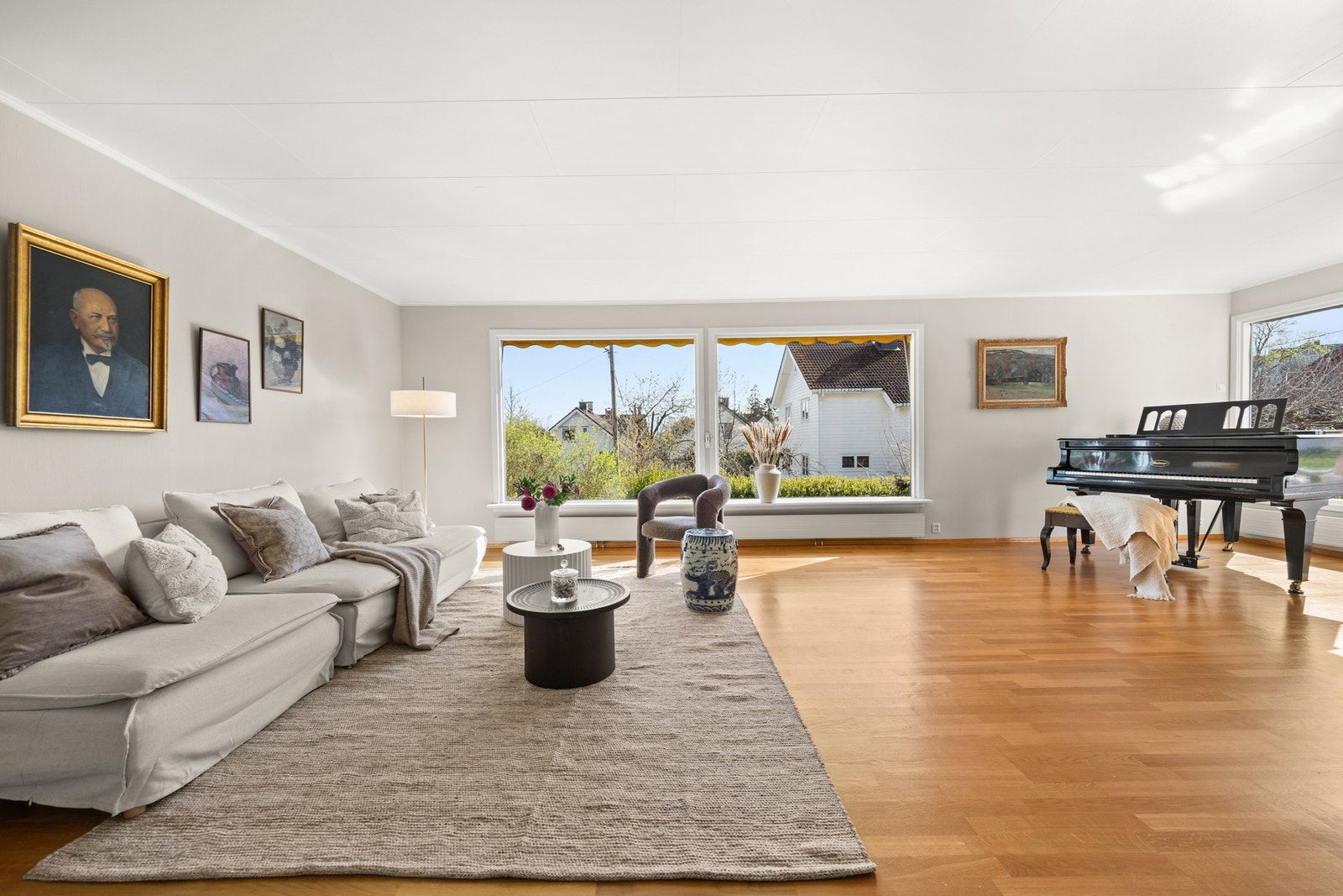 Stuen har god utforming med naturlig plass til sofa og TV med tilhørende møblement. Galleribilde