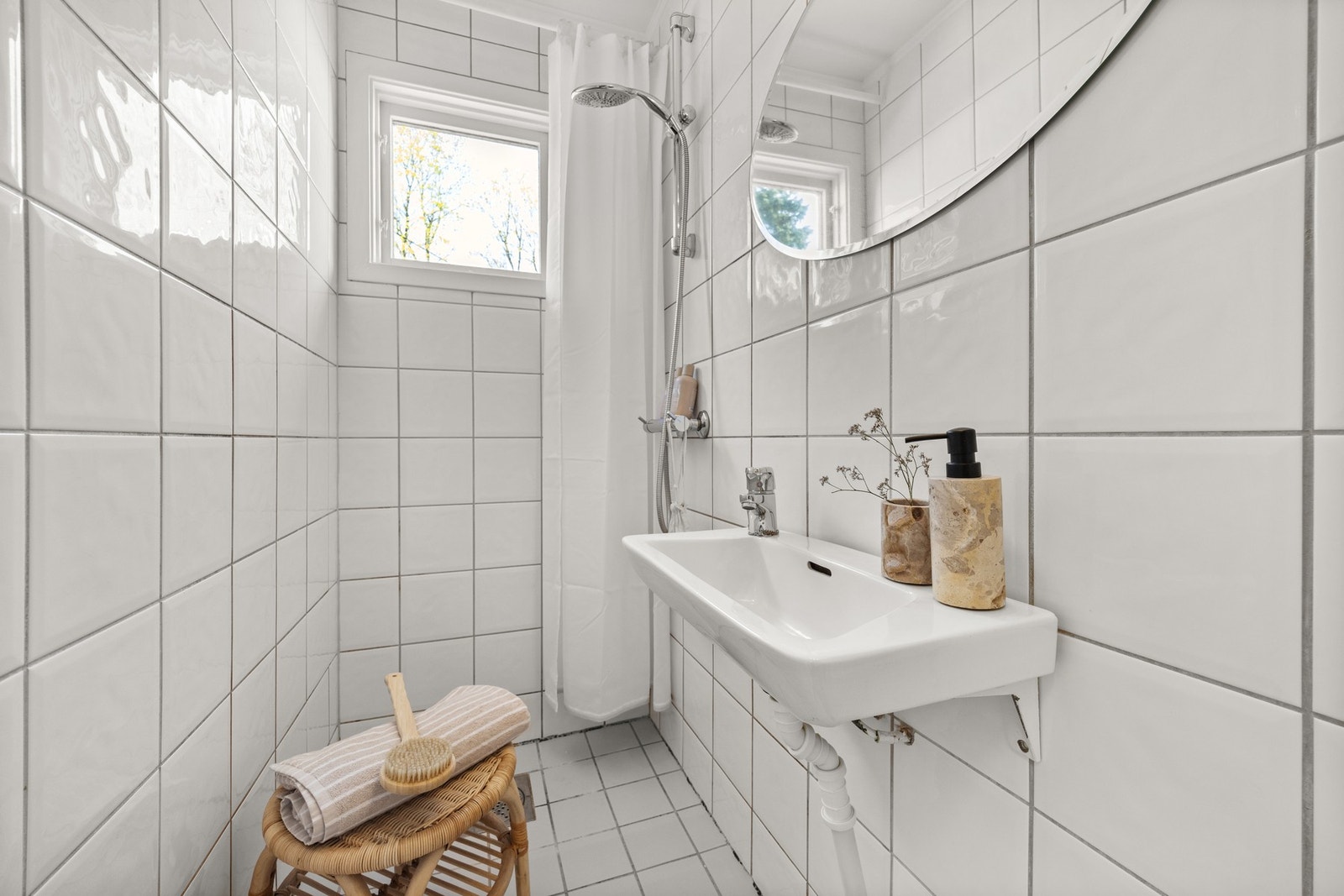 Det andre badet er utstyrt med servant og dusjhjørne. Galleribilde