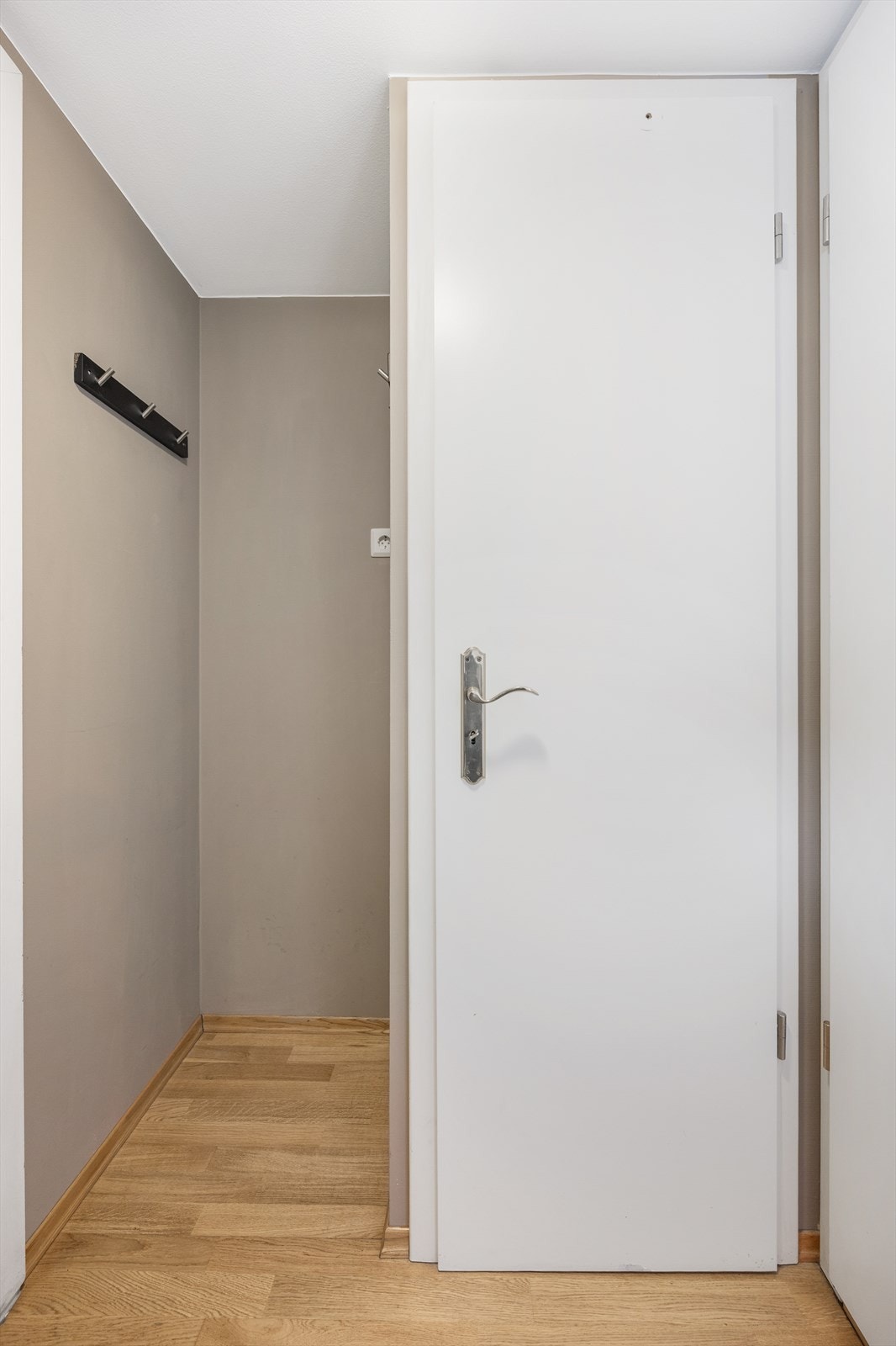 Praktisk nisje for yttertøy i inngangspartiet. Galleribilde