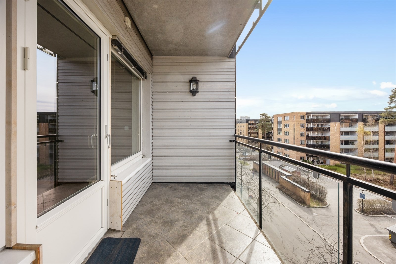 Den overbygde balkongen gir en lun og privat uteplass. Galleribilde