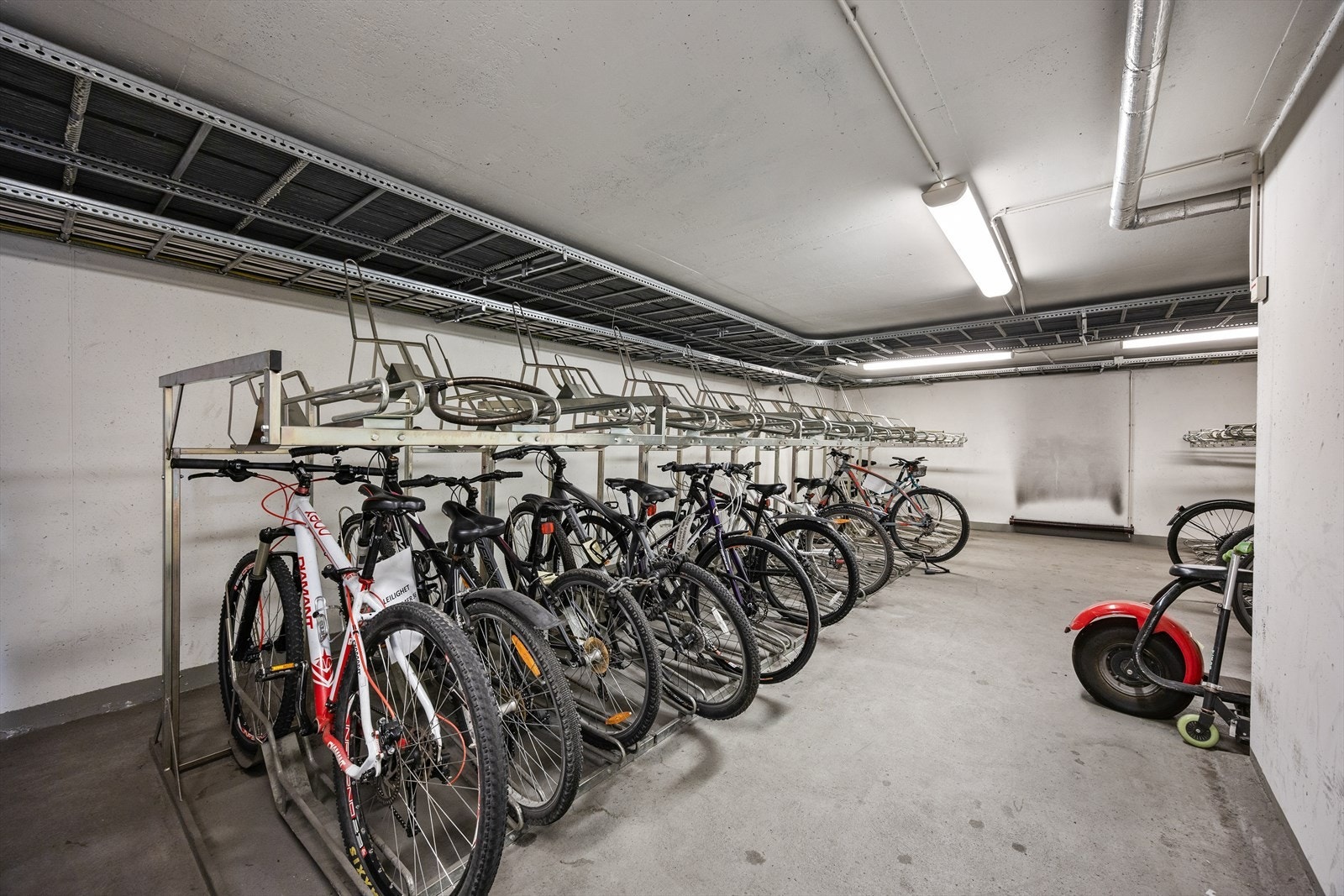 Sameiet har felles sykkelbod i underetasjen for trygg og tørr parkering. Galleribilde