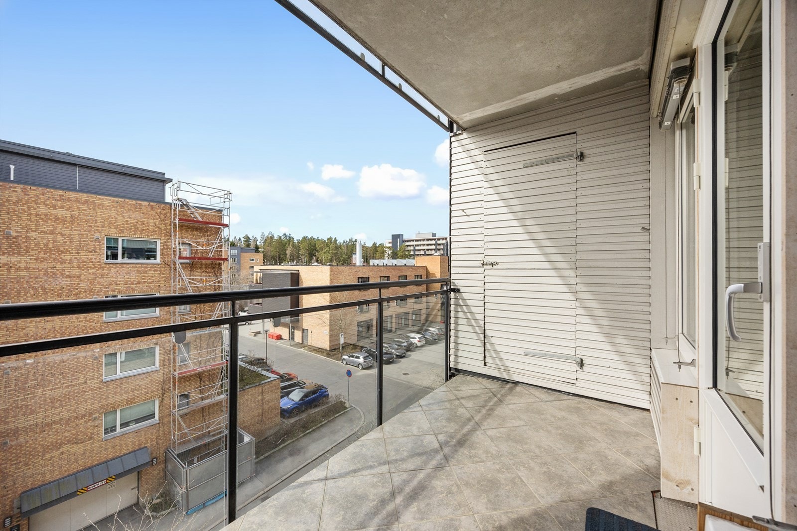 Fra stuen er det utgang til en overbygget, sydvestvendt balkong. Her er det også en praktisk, tilhørende bod. Galleribilde