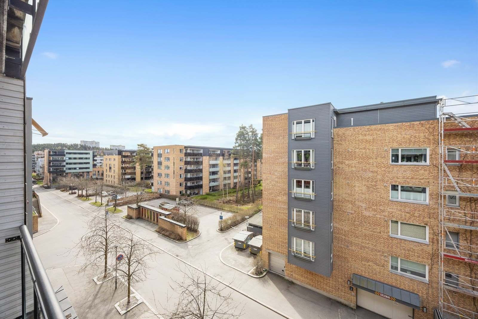 Fra leiligheten har du nærhet til både servicetilbud og kollektivtransport, med bussholdeplass kun et par minutters gange unna. Galleribilde