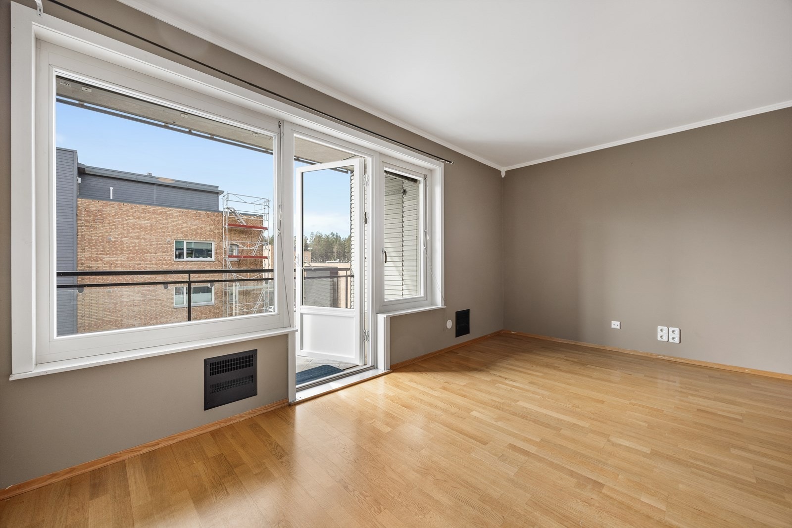 Direkte utgang til balkongen fra stuen visker ut skillet mellom inne og ute på varme dager. Galleribilde