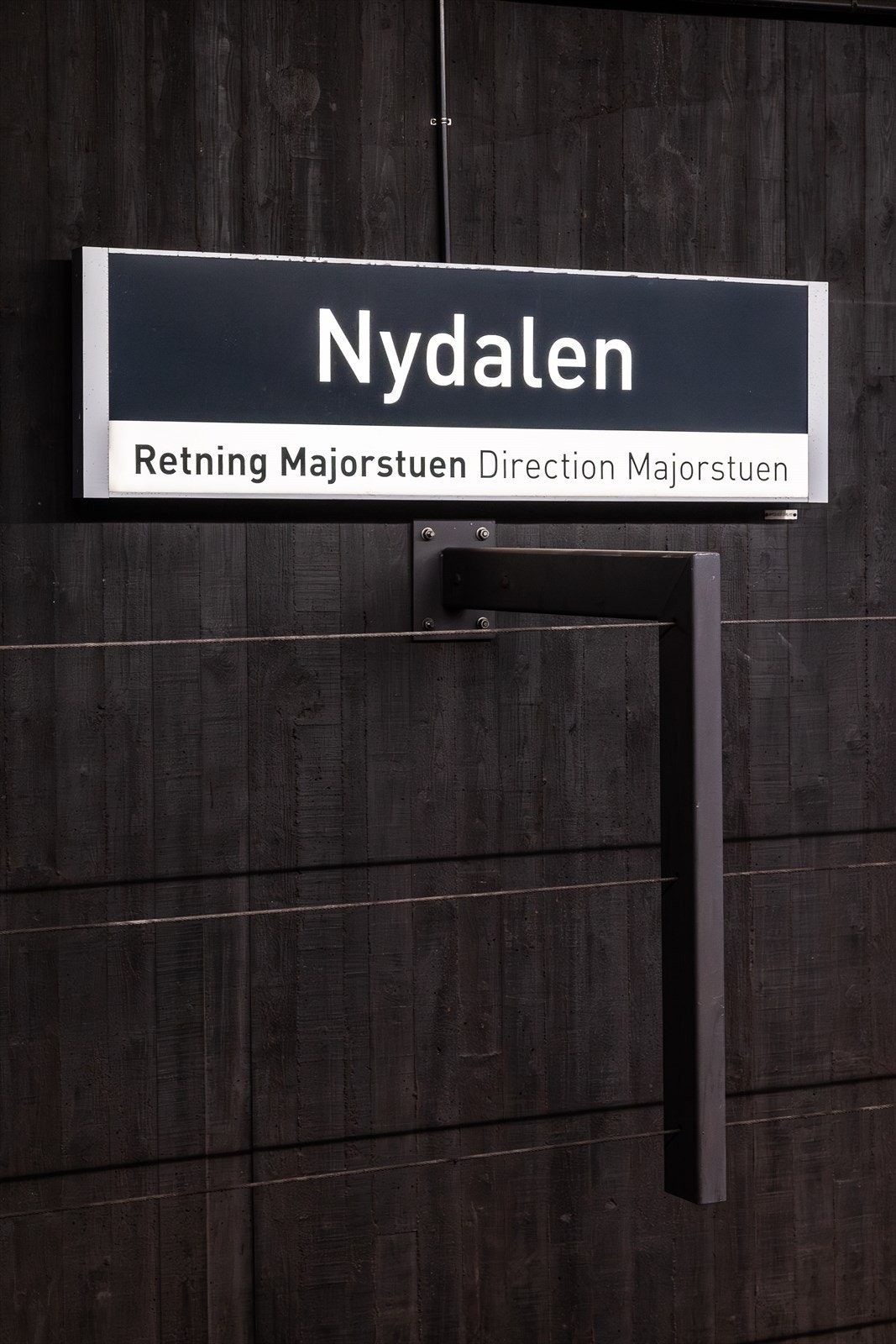 Det er kort vei til offentlig kommunikasjon via t-bane og buss Galleribilde