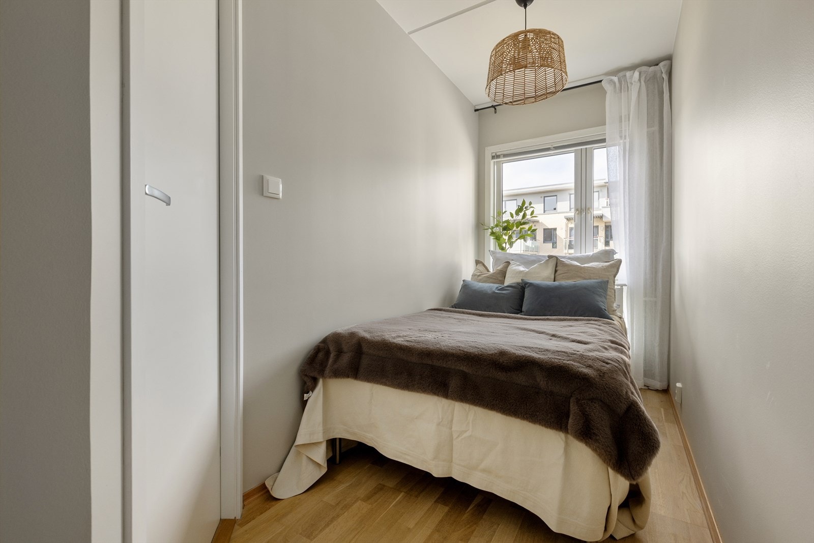 Soverom med plass til dobbeltseng. Det er også nisje til oppbevaring Galleribilde