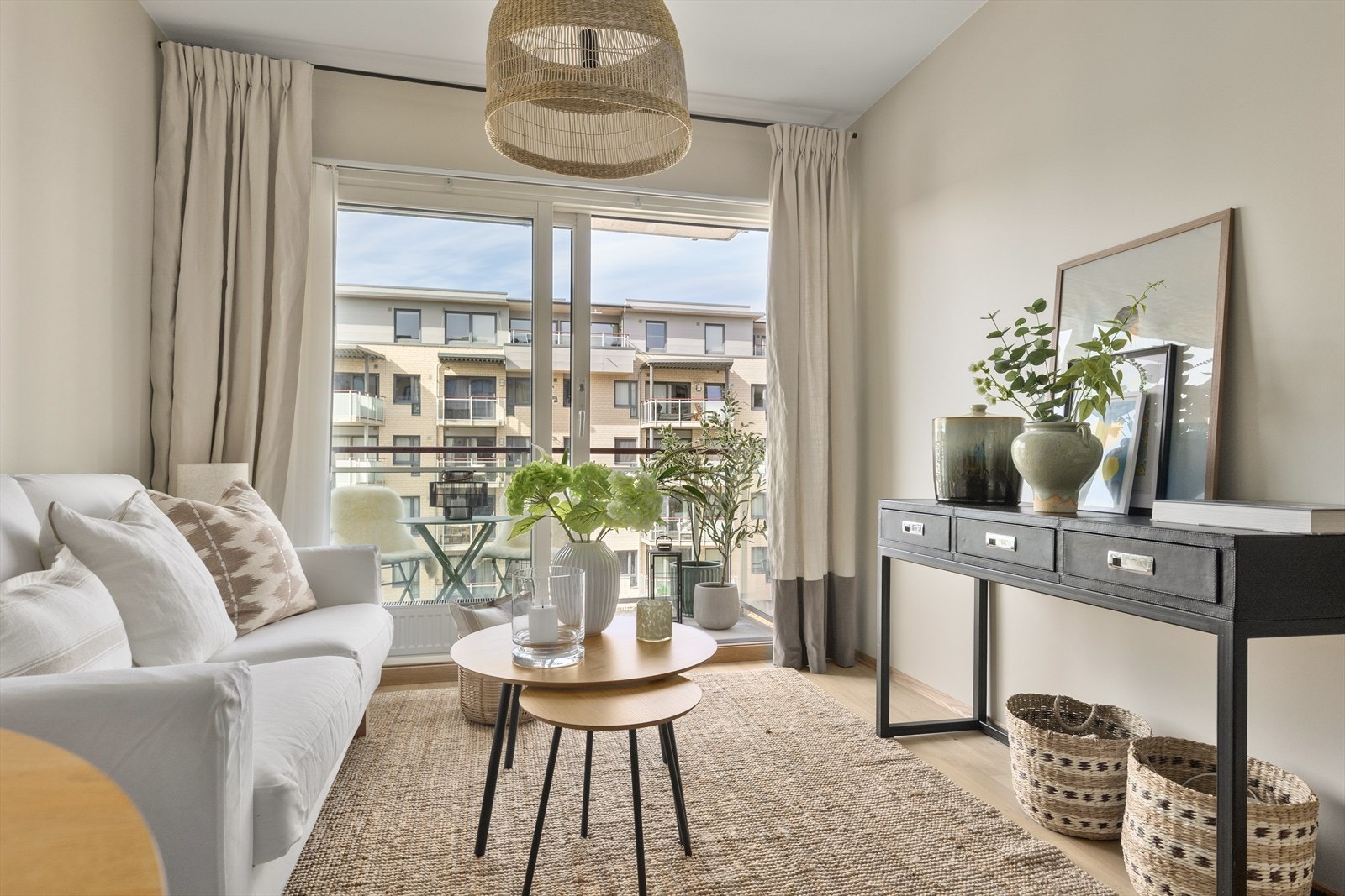 Leiligheten er lys og luftig med store vindusflater med 2-lags isolerglass som slipper inn rikelig med dagslys Galleribilde