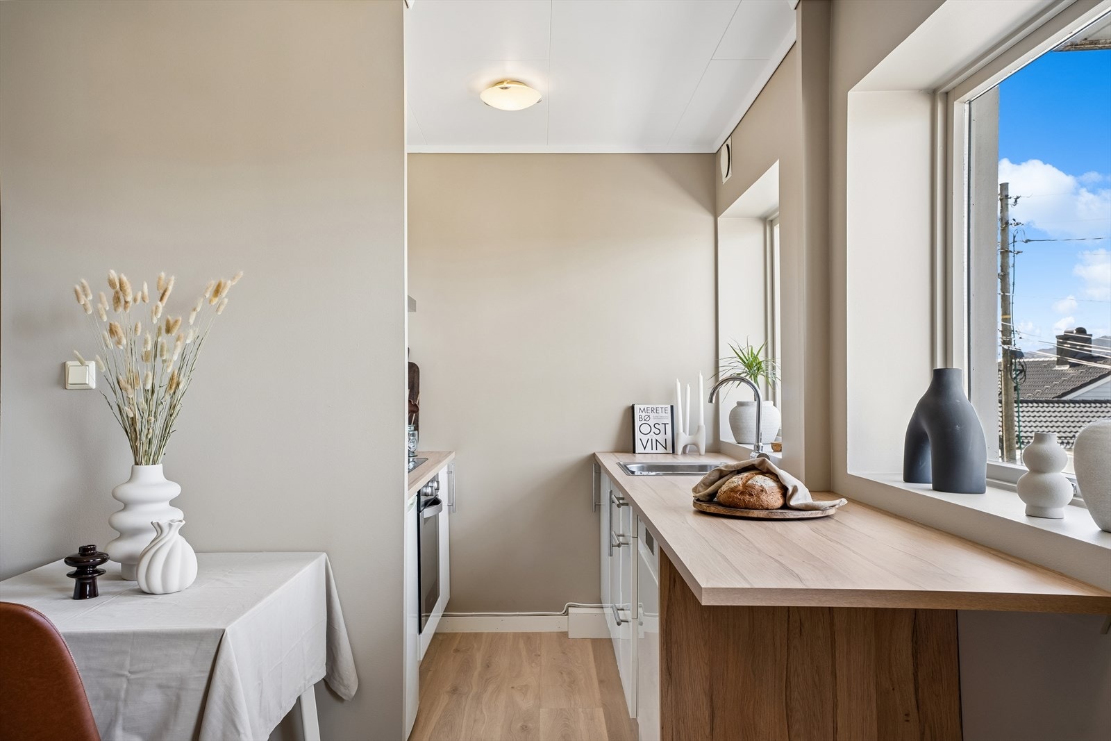 Kjøkkeninnredning fra Ikea med høyglansfronter og en ny, solid benkeplate i laminat. Galleribilde