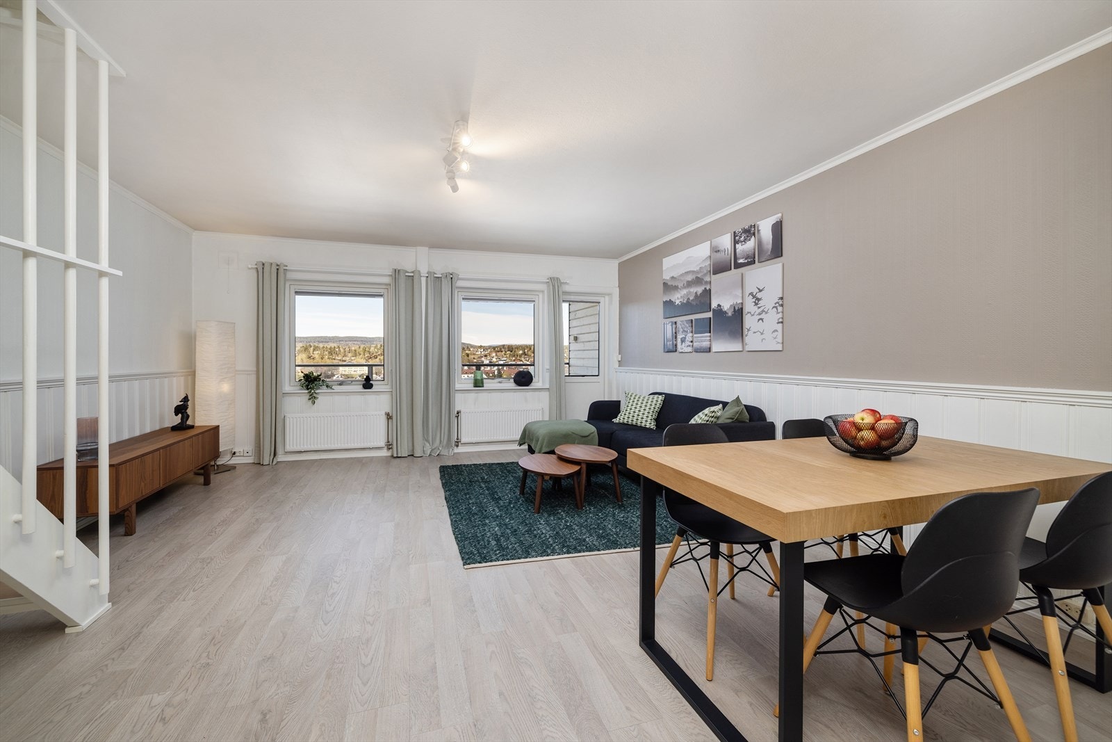 Stuen har plass til både sofagruppe og spisebord. Vinduer og terrassedør fra 2016 slipper inn godt med dagslys. Galleribilde