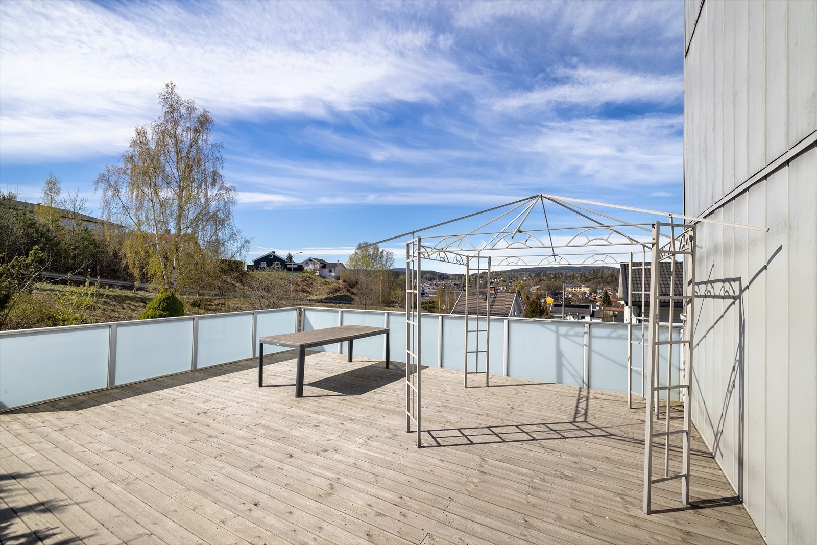 I tillegg til egen balkong, disponerer beboerne en stor, felles terrasse i sydenden av blokken. Galleribilde