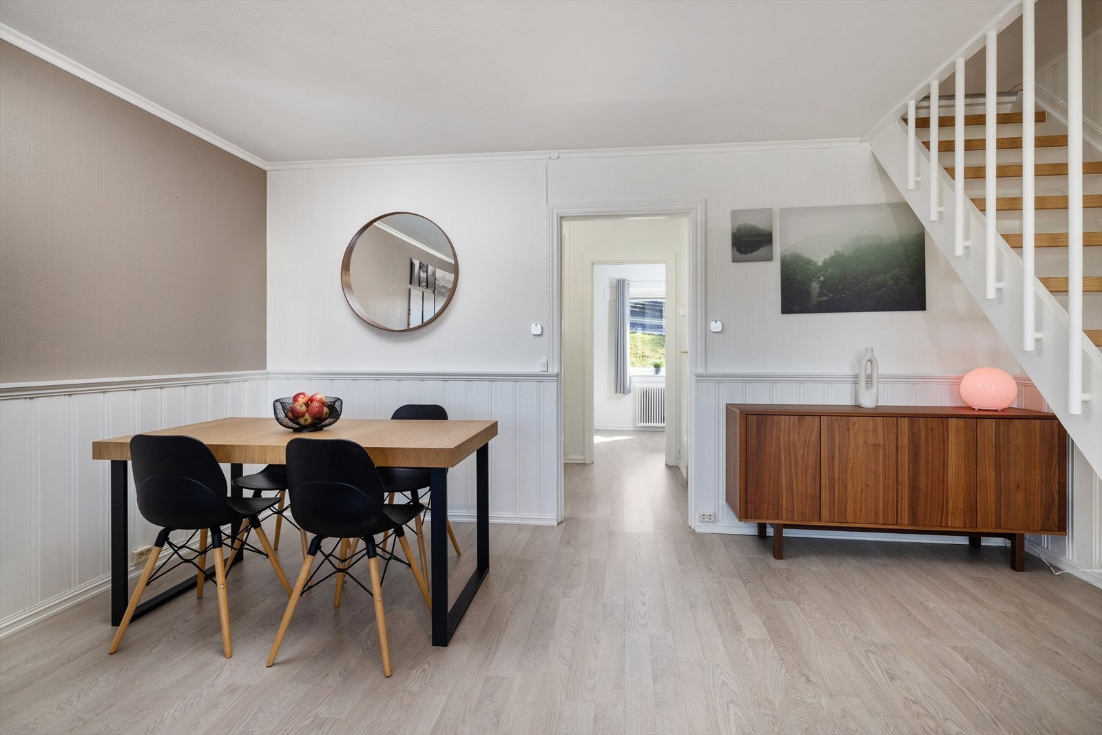 Spiseplassen er en naturlig del av stuen, med kort vei til kjøkkenet. Galleribilde