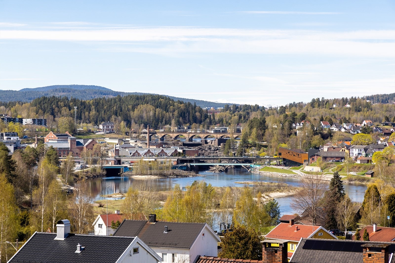 Det er kort gangavstand til Hønefoss sentrum med butikker, kafeer, kino og Kuben kjøpesenter. Galleribilde