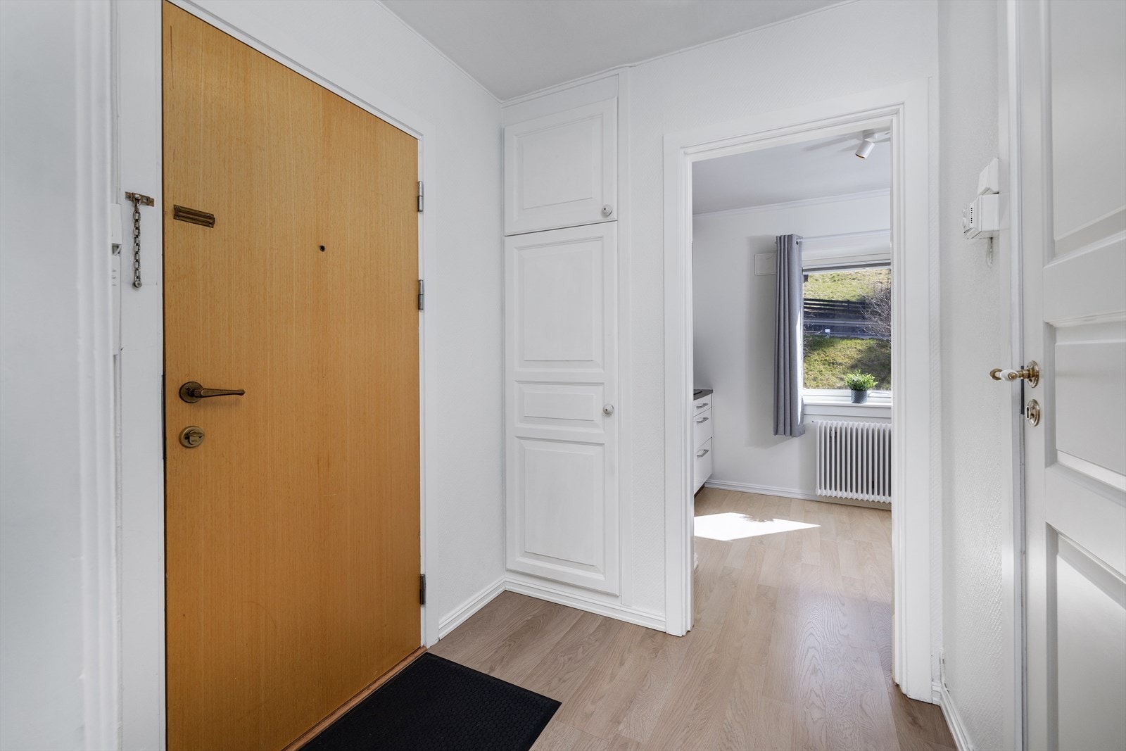 Entréen har plassbygde skap for oppbevaring. Ytterdøren er en brann- og lyddør som bidrar til trygghet og komfort. Galleribilde