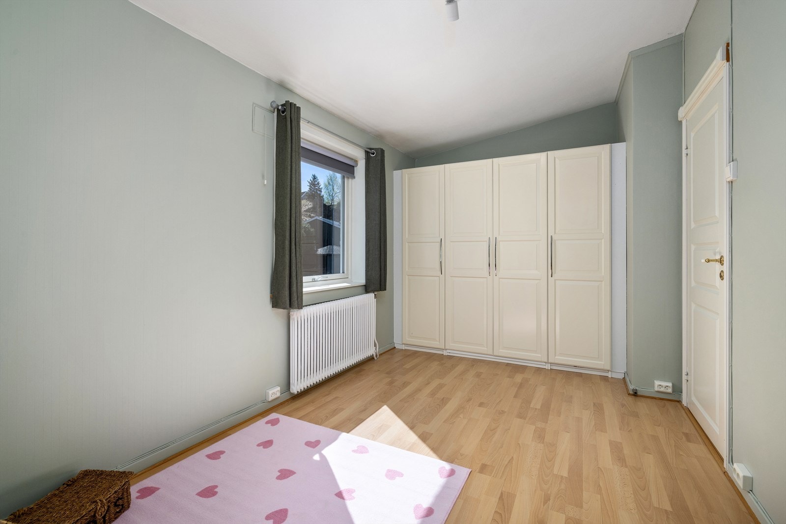 Det ene soverommet har god plass til dobbeltseng og en romslig garderobeløsning. Galleribilde