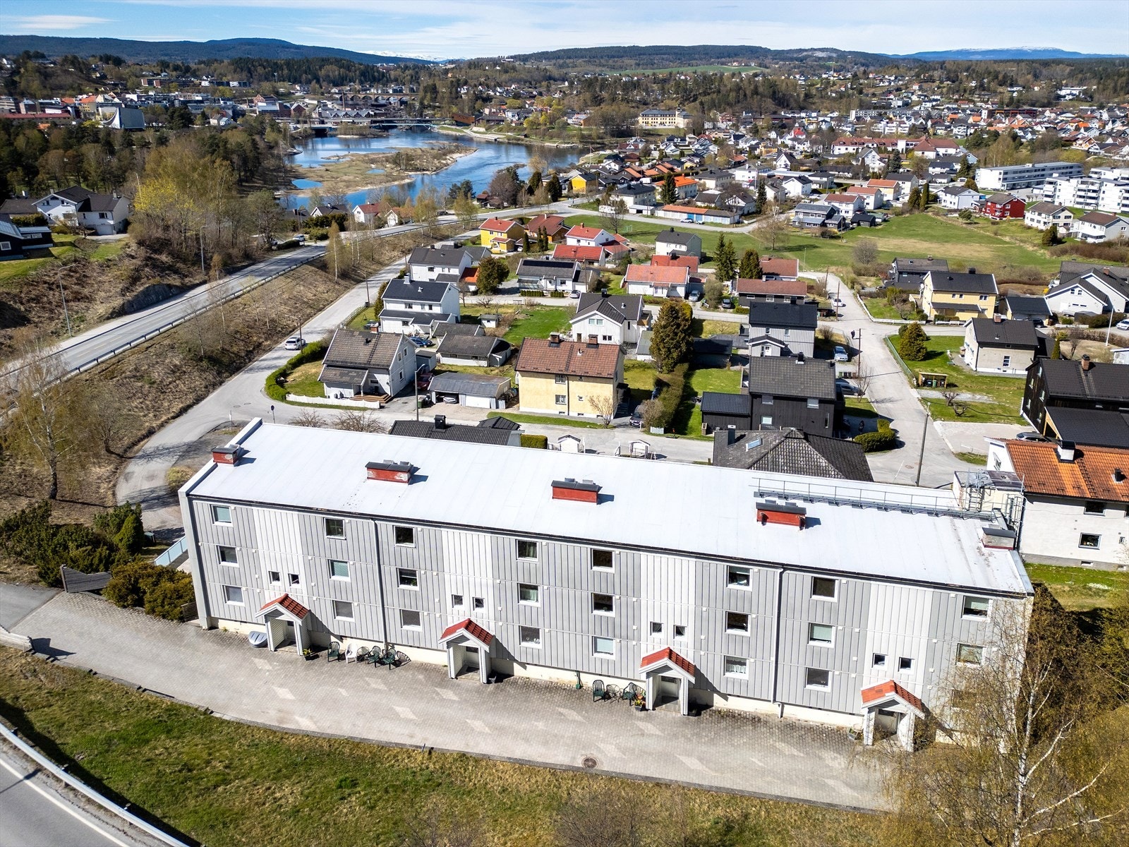 Leiligheten har en sentral og rolig beliggenhet i et etablert boligområde i Vesternbakken. Galleribilde