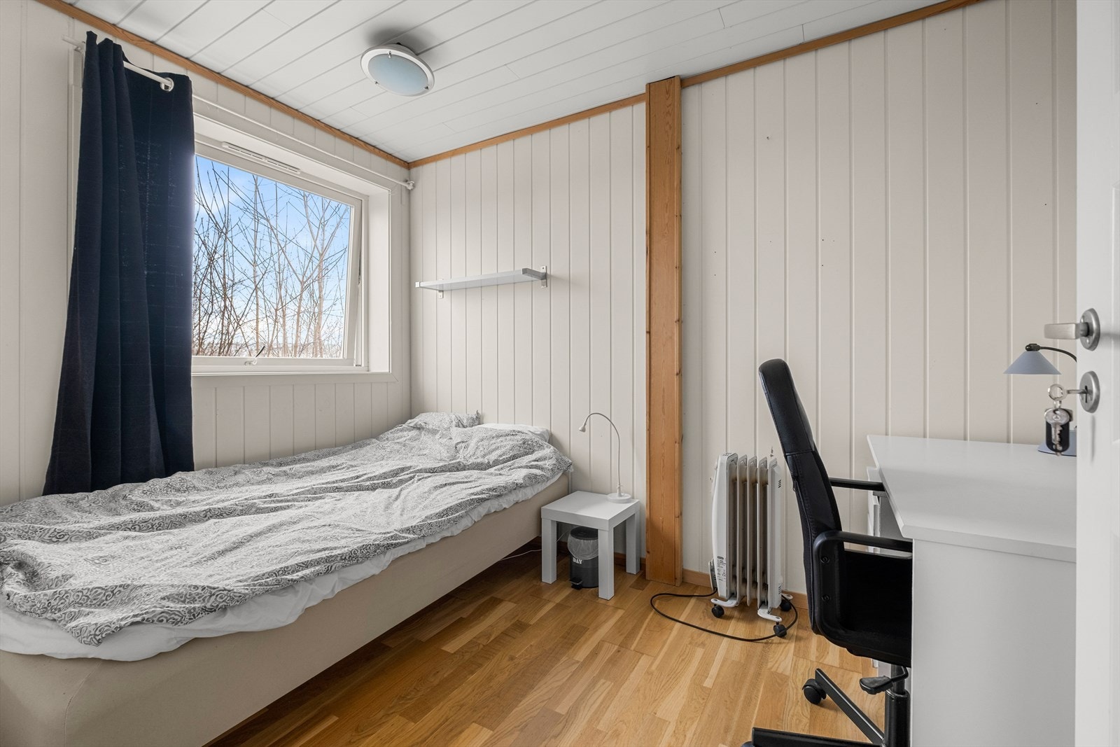 Soverommene er malt i en lys og moderne farge. Galleribilde