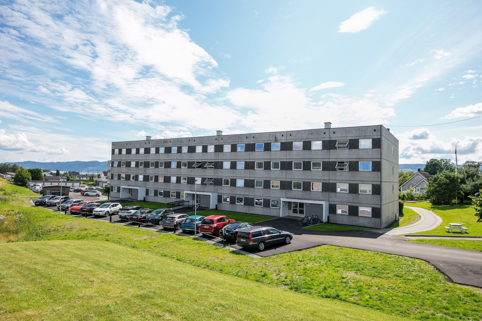Store arealer rundt byggene, luftig og fint Galleribilde