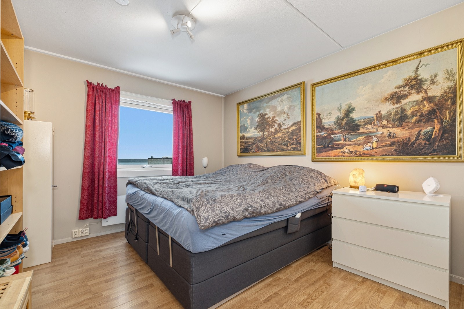 Soverom med plass til seng og skap. Galleribilde