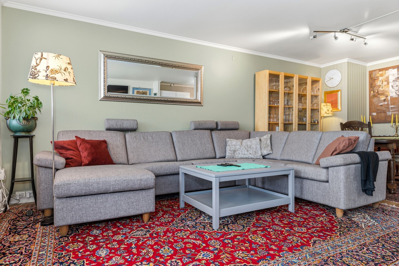 Stue med god plass til sofa og andre møbler. Galleribilde