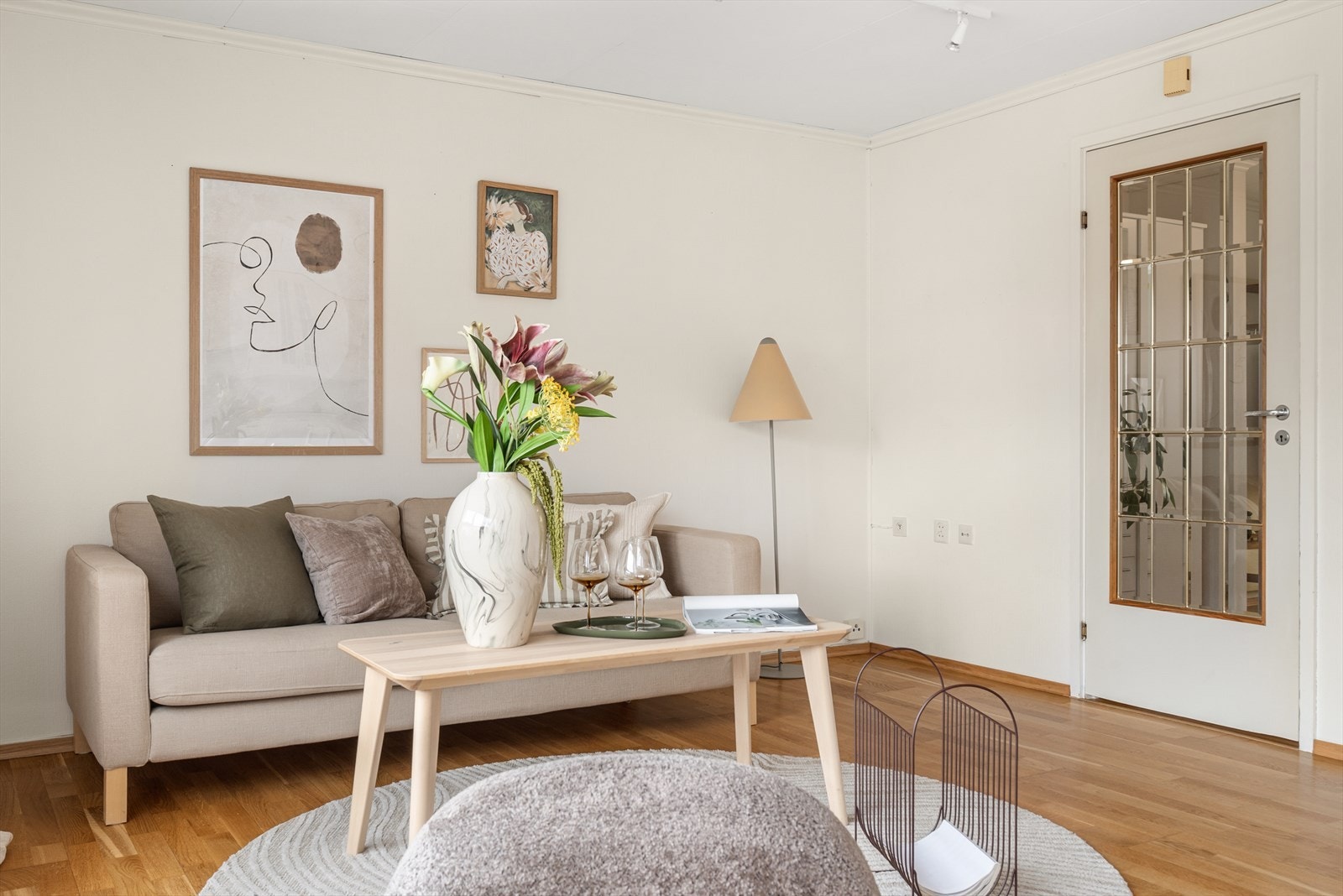 Leiligheten har lyse overflater og parkett på gulv. Galleribilde