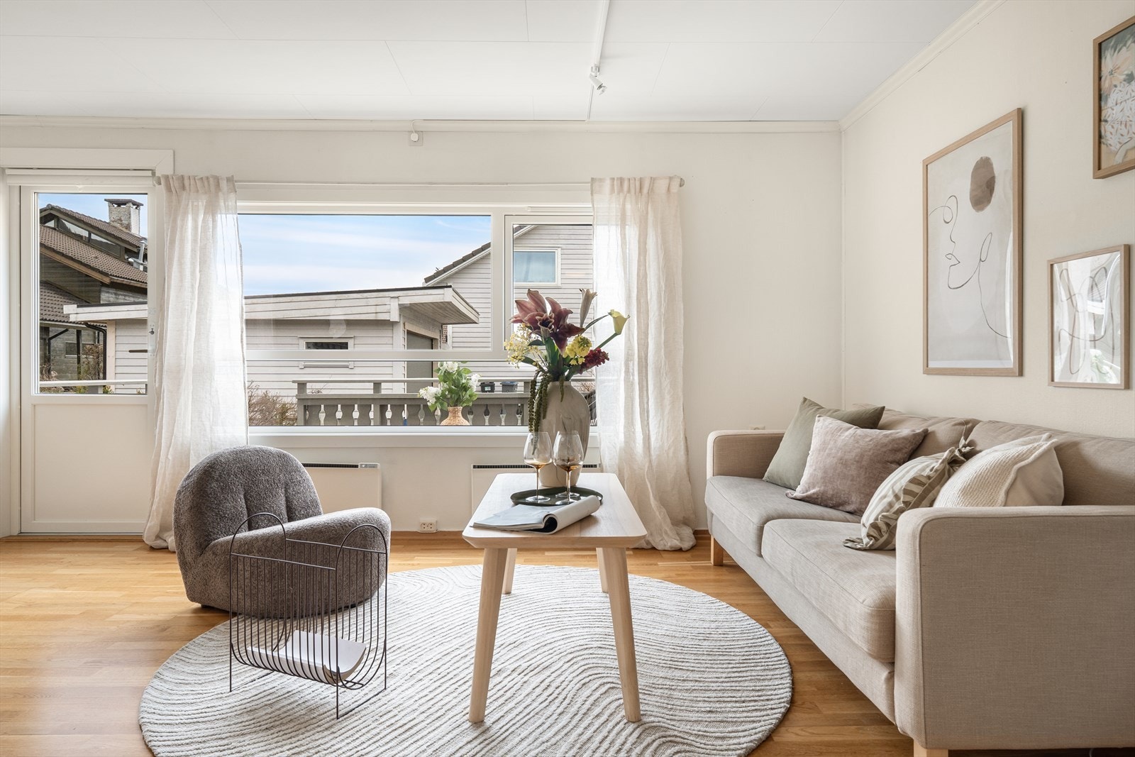 Store vindusflater og godt med lysinnslipp. Galleribilde