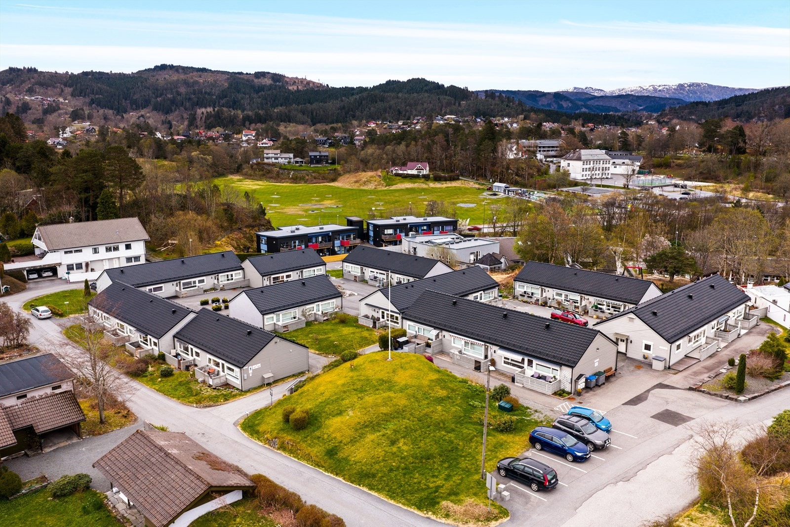 Felles parkering på borettslagets områder. Ingen faste parkeringer. Førstemann til møllen prinsipp. 19 totalt. 2 elbil. Galleribilde