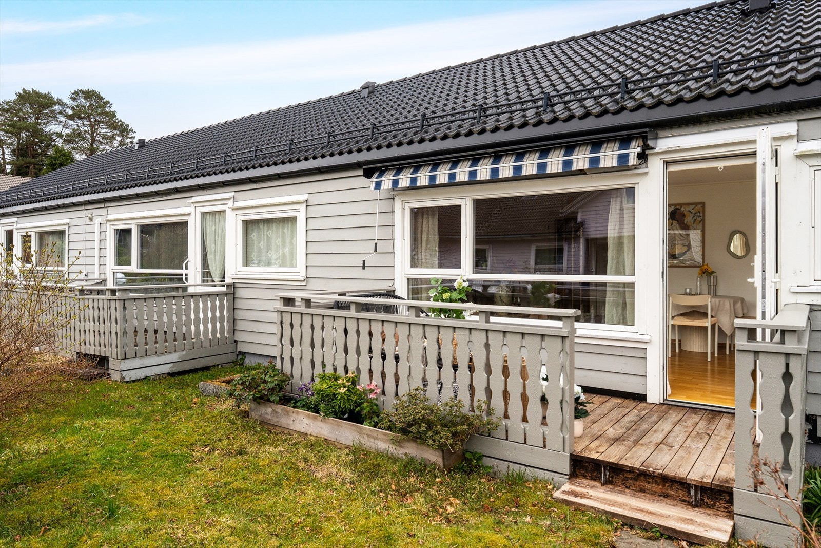 Solrik terrasse med bed og plass til utemøbler. Galleribilde