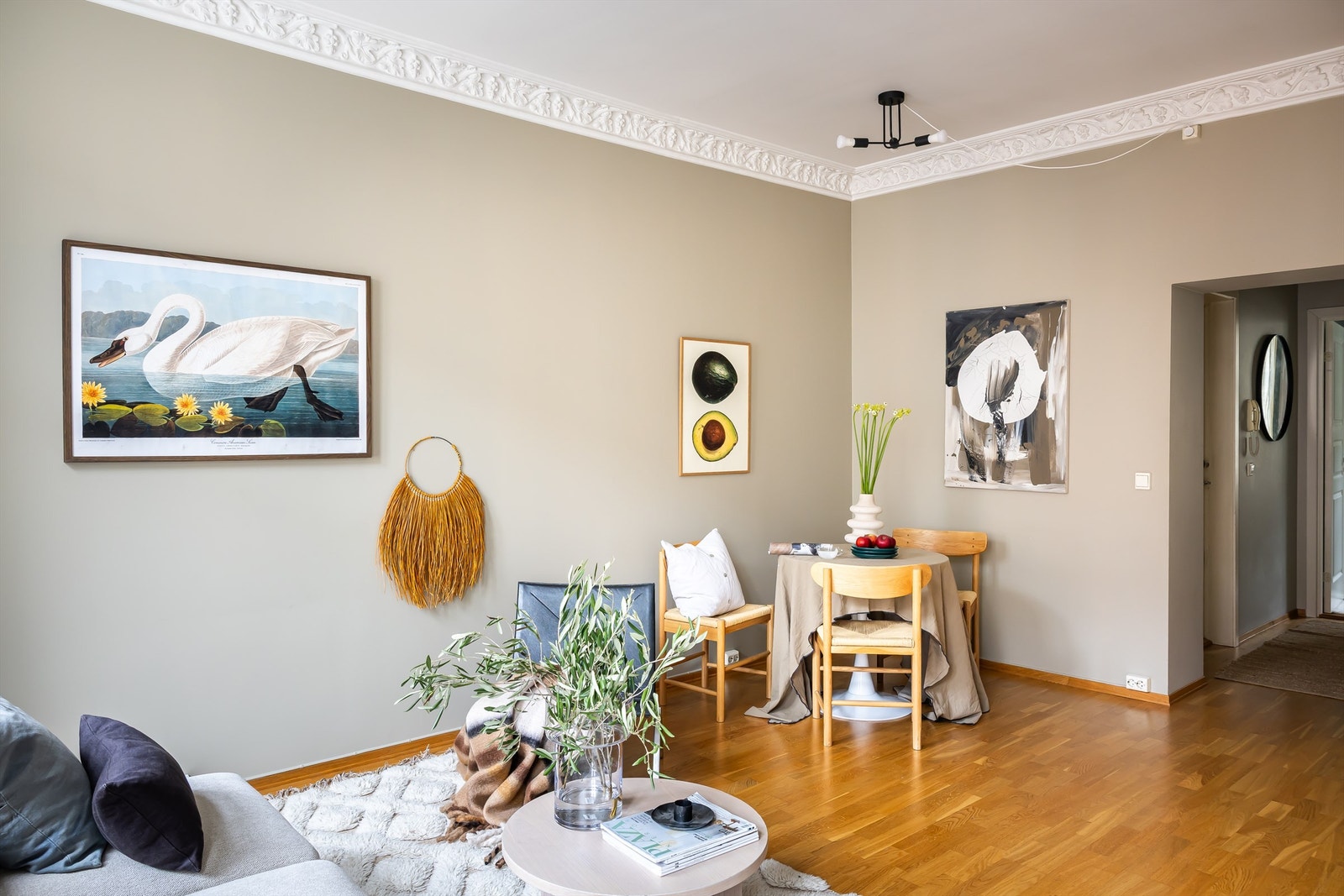 Stuen oppleves som romslig og luftig, med god plass til både spisebord og sofagruppe. Galleribilde